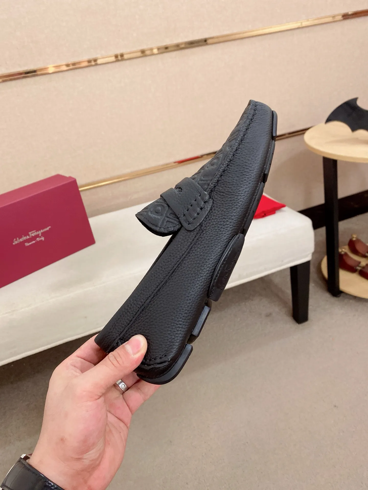 Men's shoes💰: 560💰High-end quality! Ferragamo🆕🆕Exclusive hot-selling products in stock🔥🔥New products on the shelves, high-quality Ferragamo men's pea shoes, high-end casual driving shoes, with complete packaging! 💪 💪 Material: imported first-layer pebbled cowhide 🐂 + imported high-quality water-dyed cowhide lining + wear-resistant outsole 👍🏻👍🏻 Features: high-end and comfortable, purely handmade 🚀 🚀 Create the perfect shoe that suits you best 🔥 🔥 Size: (38-44) 45 standard size can be customized!
